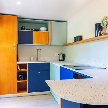 Zesdrienegen 아파트 *