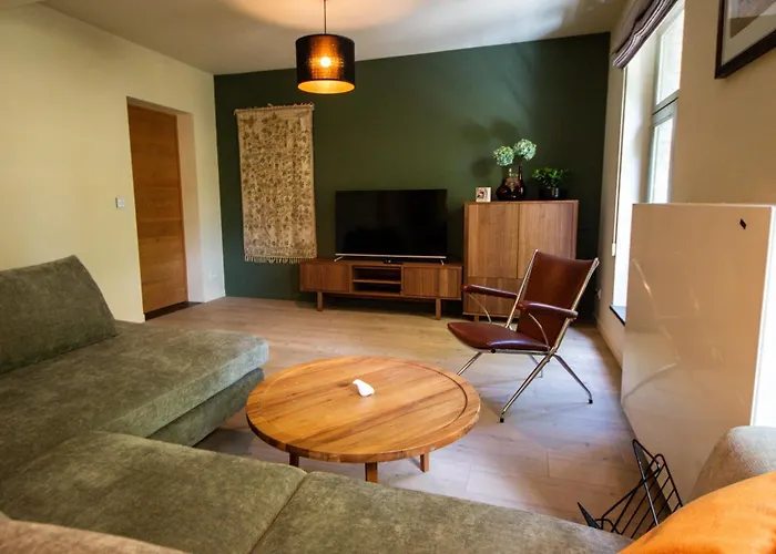 Zesdrienegen 아파트 *